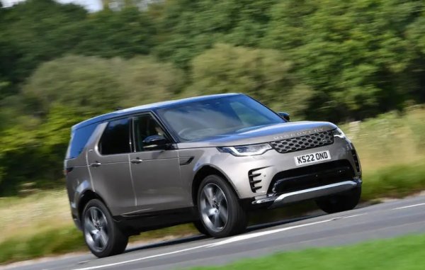 Когато Land Rover представи настоящия Discovery, се вдигна много шум около удобството, добавено от неговите пет надни моторизирани седалки. Те могат да се повдигат и спускат електрически, дори дистанционно чрез приложение за смартфон. Идеята е, че вместо да се налага да се борите с ремъци, ключалки, облегалки и подвижни капаци на багажника, можете да конфигурирате колата преди да се качите.
Функцията обаче не е стандартно оборудване за моделите с по-ниско ниво. И не е много полезна, ако имате товар в багажника, който трябва да бъде преместен или махнат, ако ще преобразувате седалките.
Този голям и на първо място във функционалността Land Rover си остава хубав, седемместен автомобил в пълен размер, с приятен чар и луксозно настроение. Бихме препоръчали на всяко голямо семейство, което може да си го позволи. Не е евтин.
Добрата новина е, че дори превозните средства в базовата спецификация S получават седем седалки като стандарт - с Isofix закрепвания на четири от пет. Все пак трябва да изкачите целия път до ниво HSE, за да получите достъп до тези моторизирани, управлявани от приложение &bdquo;интелигентни&ldquo; сгъваеми седалки. И дори тогава трябва да ги поръчате като опция за цена.
Гамата от двигатели сега се състои изцяло от шестцилиндрови бензинови и дизелови двигатели, всички с различна степен на мека хибридизация.
Няма да има Plug-in хибридна версия, тъй като Land Rover също са заключили, че купувачите не биха искали да пожертват необходимия чифт седалки за нея.
